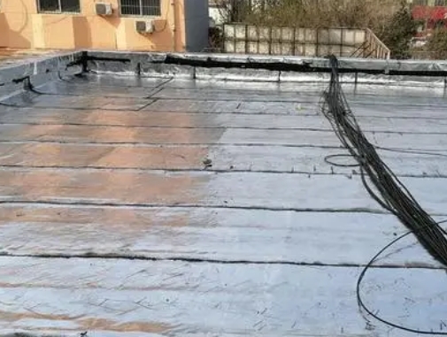 雷州卫生间漏水维修公司分享下雷州屋面楼顶防水刚性防水层施工要点。